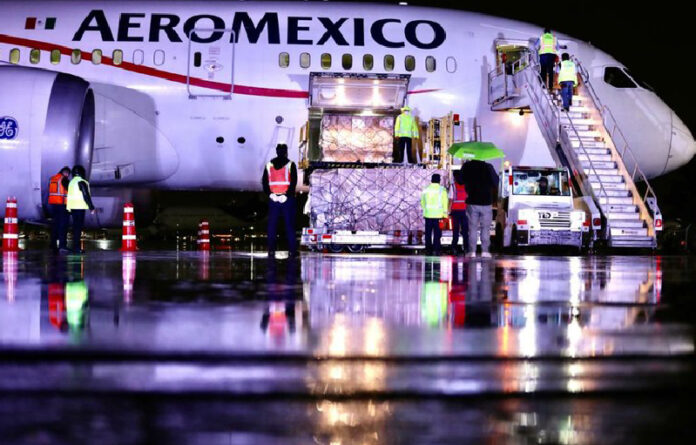 El vuelo N965AM que duró poco más de 14 horas sin escalas, despegó está mañana del Aeropuerto Internacional de Pudong, de Shangai China con destino al Aeropuerto Internacional de la Ciudad de México. Foto: Luis Castillo.