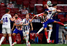 Kike Pérez, del Valladolid, y ‘Vitolo’, del Atlético de Madrid, en el encuentro de este sábado en el estadio Wanda Metropolitan. Foto Afp.