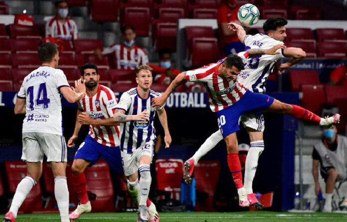 Kike Pérez, del Valladolid, y ‘Vitolo’, del Atlético de Madrid, en el encuentro de este sábado en el estadio Wanda Metropolitan. Foto Afp.