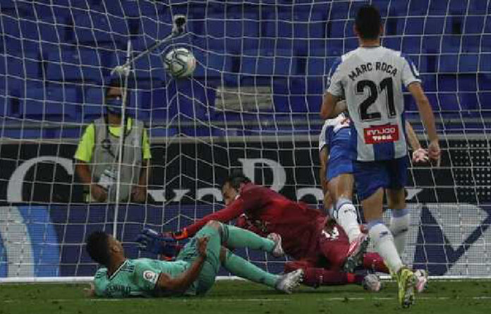 Casemiro anota luego de recibir un pase de taquito de Karim Benzema en el área chica. Foto Ap.