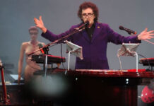 Charly García se presenta en el escenario del teatro Colón durante su espectáculo "Líneas Paralelas”, en Buenos Aires. Foto Afp.