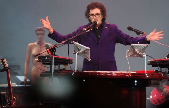 Charly García se presenta en el escenario del teatro Colón durante su espectáculo 