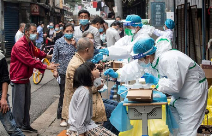 China realizó pruebas de coronavirus a casi 10 millones de personas en poco más de dos semanas en Wuhan. Foto Afp.