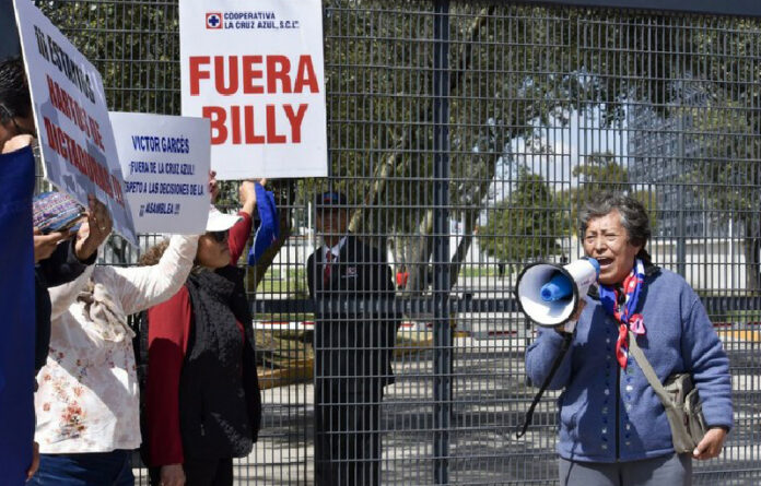 Manifestación de socios de la Cooperativa La Cruz Azul en las instalaciones de Femexfut. Foto Cuartoscuro.