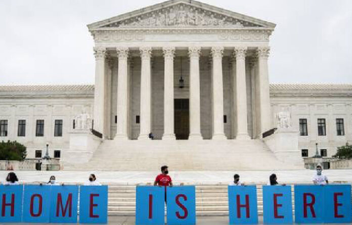 Beneficiarios del DACA y sus partidarios, afuera de la Suprema Corte de Estados Unidos en Washington. El fallo de ayer no fue para rechazar la eventual cancelación del programa, sino contra el proceso de la administración de Donald Trump para anularlo. Foto Afp.