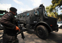 Elementos de seguridad vigilan inmediaciones de donde se atiende al funcionario. Foto La Jornada.