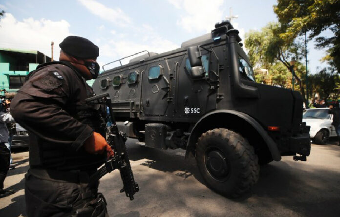 Elementos de seguridad vigilan inmediaciones de donde se atiende al funcionario. Foto La Jornada.