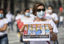 Durante una protesta de enfermeras, para exigir mejores condiciones laborales, en la Plaza del Duomo de Milán. Foto Ap.