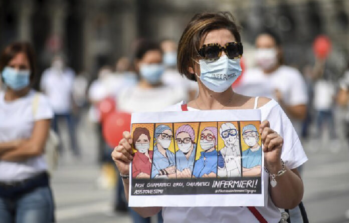 Durante una protesta de enfermeras, para exigir mejores condiciones laborales, en la Plaza del Duomo de Milán. Foto Ap.