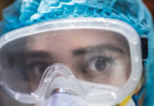 El jefe de emergencias de la OMS festejó las noticias esperanzadoras sobre la dexametasona y su efectividad para tratar el coronavirus. En la imagen, una trabajadora de la salud en Ciudad de México. Foto Afp.