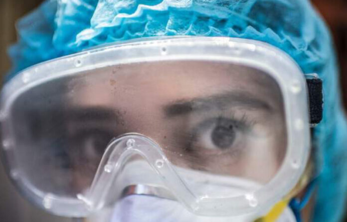 El jefe de emergencias de la OMS festejó las noticias esperanzadoras sobre la dexametasona y su efectividad para tratar el coronavirus. En la imagen, una trabajadora de la salud en Ciudad de México. Foto Afp.