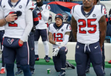 En esta foto de diciembre de 2019, el receptor Kenny Stills se arrodilla durante el himno nacional antes de un partido de la NFL. Foto AP / Archivo.