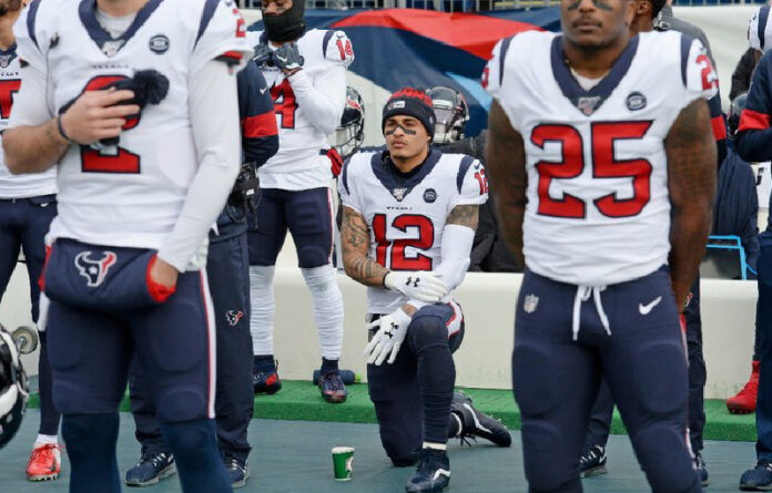 En esta foto de diciembre de 2019, el receptor Kenny Stills se arrodilla durante el himno nacional antes de un partido de la NFL. Foto AP / Archivo.