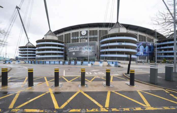 La Premier League reanuda este miércoles 17 de junio después de su suspensión de tres meses debido al brote de coronavirus. En la imagen, el estadio Etihad, del Manchester City. Foto Ap.