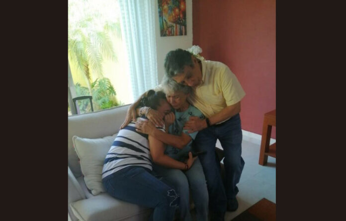 Mario Villanueva con su familia en imagen tomada de su cuenta de Facebook.