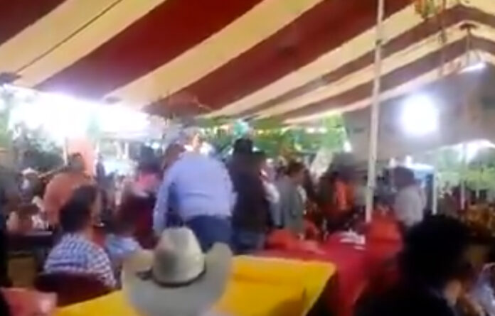 Fiesta patronal en San Pedro Ixtlahuaca, Oaxaca. Foto tomada de cuenta de twitter: @MexRoja.