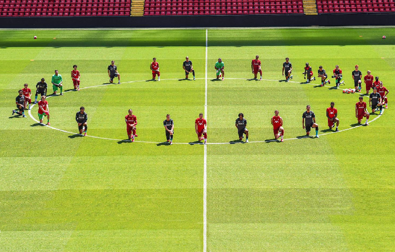 Durante el entrenamiento, 29 jugadores del equipo líder de la liga inglesa se manifestaron en el estadio Anfield. Foto tomada del Twitter de @LFC.