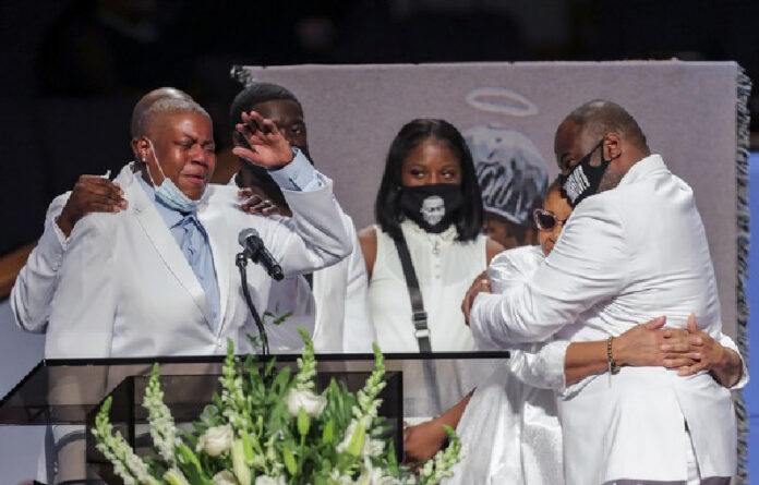 Durante el funeral de George Floyd en la iglesia de Fountain Praise en Houston. Foto Ap.