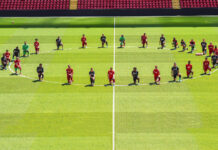 Durante el entrenamiento, 29 jugadores del equipo líder de la liga inglesa se manifestaron en el estadio Anfield. Foto tomada del Twitter de @LFC.