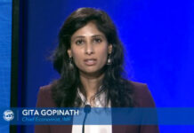 Gita Gopinath, directora del Departamento de Investigación del FMI, dijo que el impacto negativo en los hogares de bajos ingresos es “particularmente agudo”, y pone en riesgo todo trabajo en la reducción de pobreza extrema de la década de los noventa a la fecha. Imagen tomada de @IMFNews.