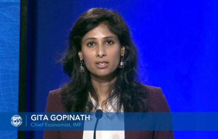 Gita Gopinath, directora del Departamento de Investigación del FMI, dijo que el impacto negativo en los hogares de bajos ingresos es “particularmente agudo”, y pone en riesgo todo trabajo en la reducción de pobreza extrema de la década de los noventa a la fecha. Imagen tomada de @IMFNews.