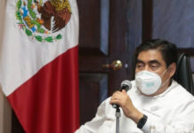 El gobernador emitió un decreto para prohibir la reapertura del sector automotriz. Foto @MBarbosaMX.
