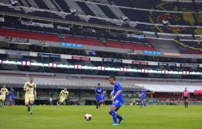 Para el reinicio de los partidos en el futbol mexicano se busca garantizar la salud en los estadios. Foto Jam Media.