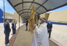 La Arquidiócesis de Antequera recorrió varios hospitales de Oaxaca, en los que oró por los trabajadores de la salud que atienen pacientes Covid. Foto Jorge A. Pérez Alfonso.