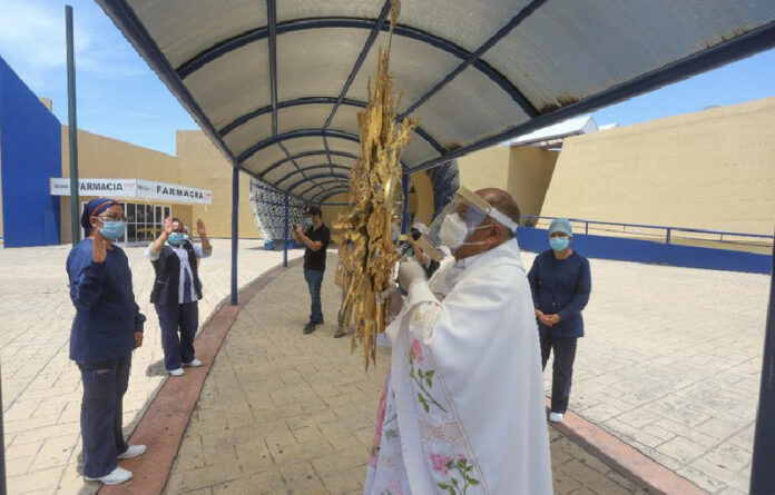 La Arquidiócesis de Antequera recorrió varios hospitales de Oaxaca, en los que oró por los trabajadores de la salud que atienen pacientes Covid. Foto Jorge A. Pérez Alfonso.