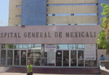 Un grupo de trabajadores de la salud del Hospital General de Mexicali protestaron la noche del lunes para exigir más personal clínico e igualdad laboral, además de mejoras en las jornadas de trabajo y en los equipos de protección para la atención de enfermos de Covid-19. Foto La Jornada BC / Archivo.
