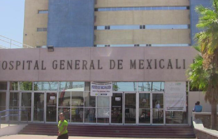 Un grupo de trabajadores de la salud del Hospital General de Mexicali protestaron la noche del lunes para exigir más personal clínico e igualdad laboral, además de mejoras en las jornadas de trabajo y en los equipos de protección para la atención de enfermos de Covid-19. Foto La Jornada BC / Archivo.