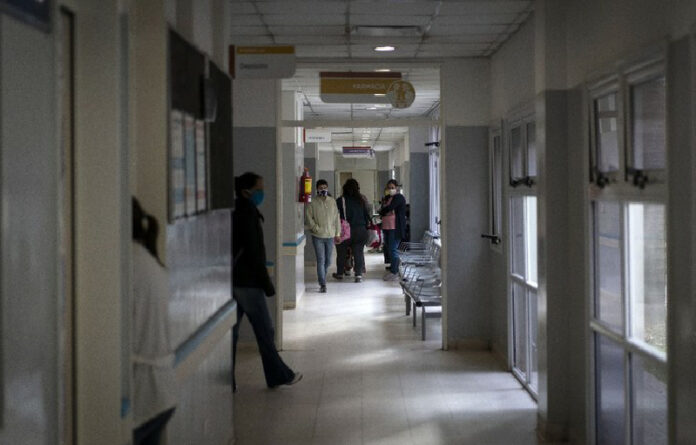 Personas recorren los pasillos del Hospital General de Agudos Dr. Alberto Antranik Eurnekian, de Ezeiza, localidad a 40 kilómetros de Buenos Aires. Foto Xinhua.