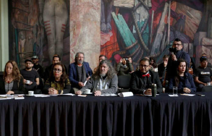 Reunión de artistas con integrantes de la Secretaría de Cultura. Foto María Luisa Severiano/Archivo.