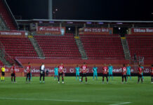 Jugadores del Barcelona y del Mallorca rinden un minuto de silencio por las víctimas del coronavirus previo a su encuentro Foto Afp.