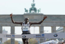 El keniano Dennis Kimetto al ganar el Maratón de Berlín. Al fondo, la Puerta de Brandeburgo. Foto Ap / Archivo.