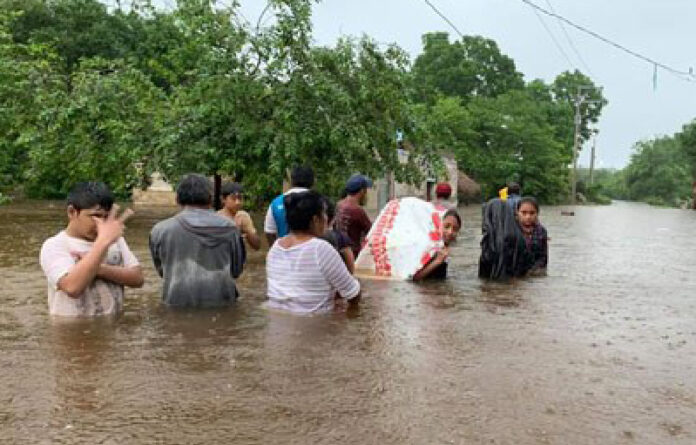 El meteoro, que ayer se degradó a depresión tropical, afectó a siete millones de personas en el sur-sureste del país, informó David León, coordinador nacional de Protección Civil. Foto Luis A. Boffil.