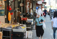 Personas caminan en el Barrio Chino en Manhattan, Nueva York. Foto Xinhua.