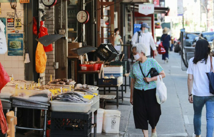 Personas caminan en el Barrio Chino en Manhattan, Nueva York. Foto Xinhua.