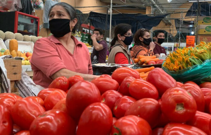 La contracción mundial, la baja en el turismo, el descenso en los precios de petróleo y las medidas de confinamiento llevarán a que la tasa de desempleo avance a 6 por ciento, señaló la OCDE. La imagen, en el mercado Medellín, en la colonia Roma. Foto María Luisa Severiano.