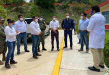 Acompañado del Presidente Municipal de Santa María Huatulco y del Comandante de la 8va Región Militar, recorrió también la infraestructura hospitalaria de la zona.