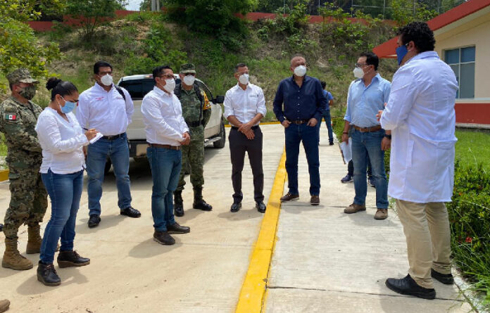 Acompañado del Presidente Municipal de Santa María Huatulco y del Comandante de la 8va Región Militar, recorrió también la infraestructura hospitalaria de la zona.