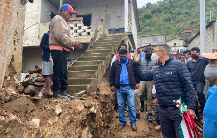 El Mandatario refrendó su apoyo a las autoridades municipales, con quienes recorrió las zonas dañadas y visitó a las familias afectadas Asimismo, instaló la primera sesión del Consejo Regional de Protección Civil y Seguridad de la zona de los Ozolotepec.