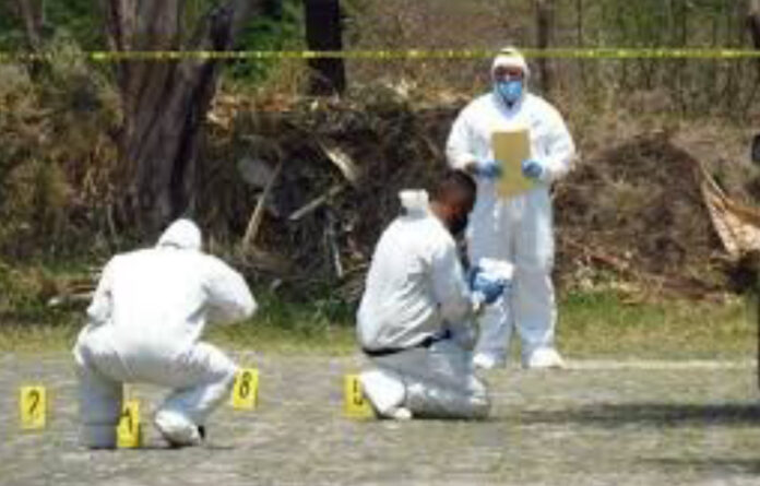 Peritos recaban evidencias en una vivienda del fraccionamiento Real Vista Hermosa, en Colima, donde fueron asesinados el juez Uriel Villegas y su esposa. Foto 'La Jornada'.