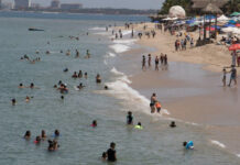 En imagen de archivo, una playa de Puerto Vallarta abierta a los vacacionistas. Foto: Cuartoscuro.