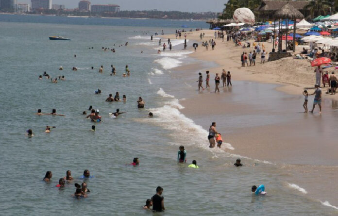 En imagen de archivo, una playa de Puerto Vallarta abierta a los vacacionistas. Foto: Cuartoscuro.