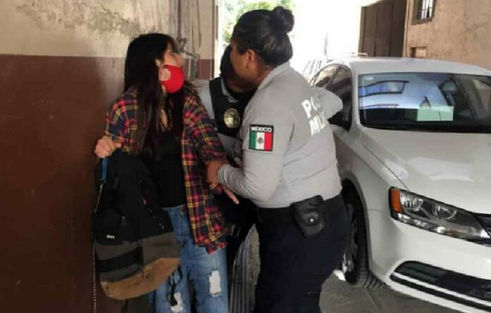 Policías de Pachuca detuvieron a la joven sin aparentes motivos y con abuso de fuerza; imagen del video difundido en redes.