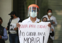 Protesta frente al IMSS en la CDMX, para exigir material de protección. Foto Alfredo Domínguez/ archivo.