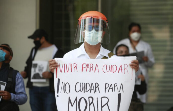 Protesta frente al IMSS en la CDMX, para exigir material de protección. Foto Alfredo Domínguez/ archivo.