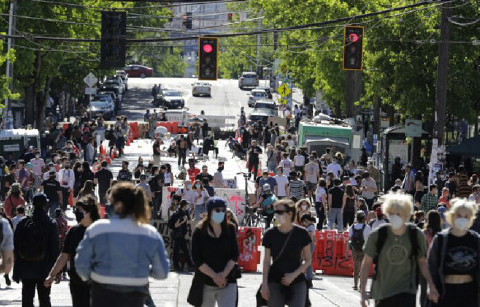 La “Zona Autónoma de Capital Hill” consiste en un espacio de varias cuadras en Seattle, Washington tomado por la ciudadanía. Foto Ap.