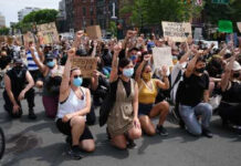 En la marcha de ayer en Brooklyn los manifestantes portaban letreros con el nombre de Breonna Taylor, una afroestadunidense, técnica de emergencias de 26 años, quien murió asesinada dentro de su departamento de ochos disparos hechos por la policía de Louisville durante una fallida redada antidrogas en marzo pasado. Foto Afp.